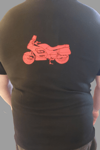 Shirt achter Motor